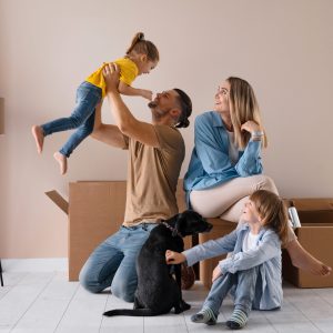 familia-feliz-com-cachorro-se-mudando-para-nova-casa